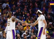 顶级球队相遇，赛场竞争激烈，围观者目不暇接的简单介绍